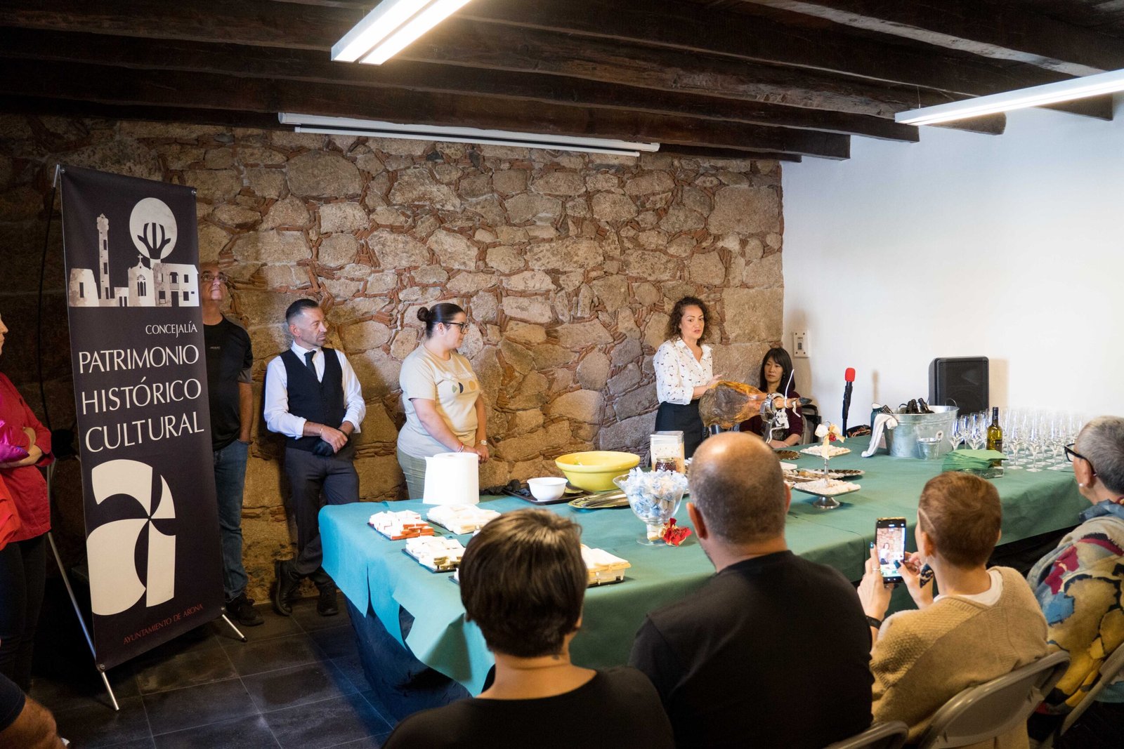 Arona celebra exitosa actividad de maridaje de quesos artesanales y vino canario