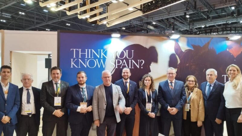 Arona se destaca en la WTM Londres como un destino accesible, inclusivo y popular entre los turistas británicos
  

  
      
          
                  
                      
                                           
                      
                        
                      
                  
              
      
  

  
  El municipio participa en la WTM Londres para reforzar su posición como líder en accesibilidad, sostenibilidad e innovación, y consolidar su relación con el mercado británico.
  Arona ha finalizado su presencia en la World Travel Market (WTM) de Londres, uno de los eventos más importantes del sector turístico a nivel global, consolidando su imagen como destino destacado en accesibilidad, sostenibilidad e innovación. El municipio ha asistido a esta cita estratégica enfocada en el mercado británico, su principal emisor internacional, afirmando su reputación como un destino seguro, diverso y accesible durante todo el año.

El concejal de Turismo, Naím Yánez, ha liderado la representación municipal en la agenda coordinada por Turismo de Tenerife y ha mantenido reuniones con aerolíneas, turoperadores y agentes del Reino Unido.

Según Naím Yánez, “la participación en la WTM ha sido fundamental para fortalecer la conectividad aérea, retener al turista británico y abrir nuevas oportunidades de colaboración con los principales actores del sector. Arona sigue consolidándose como un destino competitivo, accesible e innovador, listo para satisfacer las nuevas demandas del mercado”.

Durante la feria, Arona ha celebrado reuniones con empresas turísticas para impulsar nuevas colaboraciones y fortalecer su presencia en un mercado caracterizado por su alta fidelidad y nivel de gasto turístico.

Además, el concejal ha participado en el encuentro de la Alianza de Municipios Turísticos de Sol y Playa (AMT), junto a la secretaria de Estado de Turismo, Rosario Sánchez, reforzando la cooperación institucional y discutiendo estrategias conjuntas en sostenibilidad, promoción y competitividad.