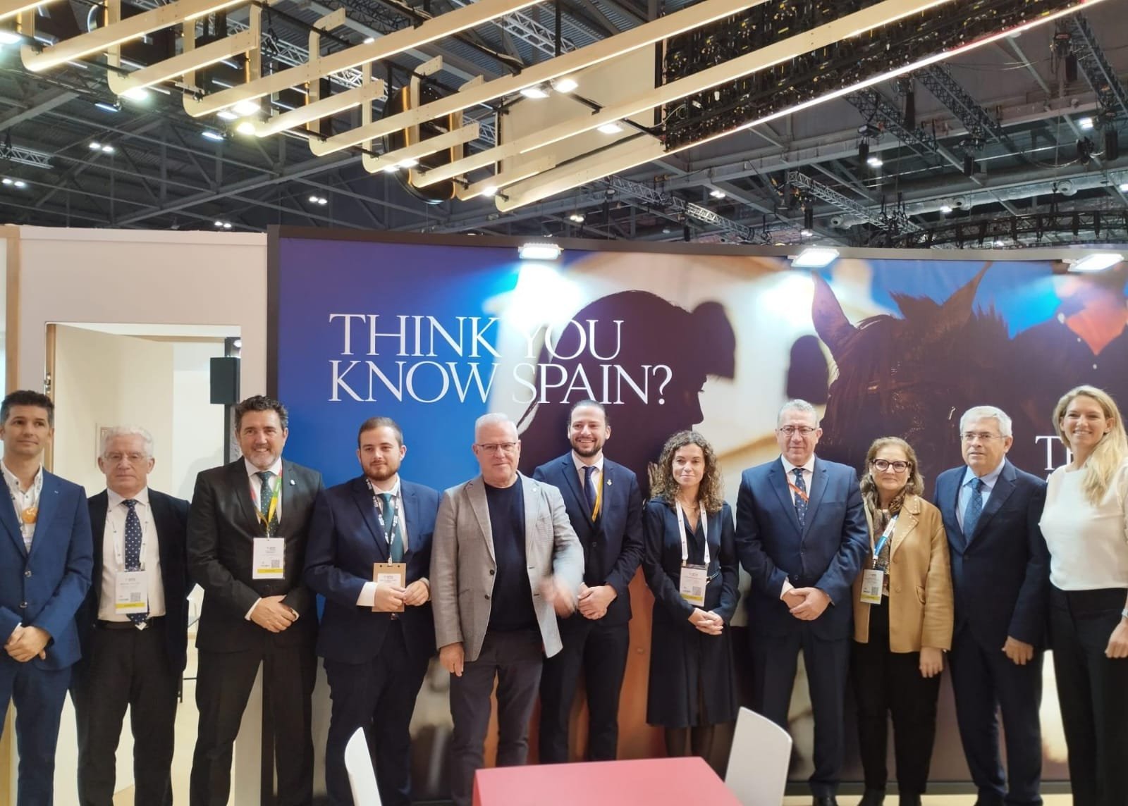 Arona se destaca en la WTM Londres como un destino accesible, inclusivo y popular entre los turistas británicos
  

  
      
          
                  
                      
                                           
                      
                        
                      
                  
              
      
  

  
  El municipio participa en la WTM Londres para reforzar su posición como líder en accesibilidad, sostenibilidad e innovación, y consolidar su relación con el mercado británico.
  Arona ha finalizado su presencia en la World Travel Market (WTM) de Londres, uno de los eventos más importantes del sector turístico a nivel global, consolidando su imagen como destino destacado en accesibilidad, sostenibilidad e innovación. El municipio ha asistido a esta cita estratégica enfocada en el mercado británico, su principal emisor internacional, afirmando su reputación como un destino seguro, diverso y accesible durante todo el año.

El concejal de Turismo, Naím Yánez, ha liderado la representación municipal en la agenda coordinada por Turismo de Tenerife y ha mantenido reuniones con aerolíneas, turoperadores y agentes del Reino Unido.

Según Naím Yánez, “la participación en la WTM ha sido fundamental para fortalecer la conectividad aérea, retener al turista británico y abrir nuevas oportunidades de colaboración con los principales actores del sector. Arona sigue consolidándose como un destino competitivo, accesible e innovador, listo para satisfacer las nuevas demandas del mercado”.

Durante la feria, Arona ha celebrado reuniones con empresas turísticas para impulsar nuevas colaboraciones y fortalecer su presencia en un mercado caracterizado por su alta fidelidad y nivel de gasto turístico.

Además, el concejal ha participado en el encuentro de la Alianza de Municipios Turísticos de Sol y Playa (AMT), junto a la secretaria de Estado de Turismo, Rosario Sánchez, reforzando la cooperación institucional y discutiendo estrategias conjuntas en sostenibilidad, promoción y competitividad.