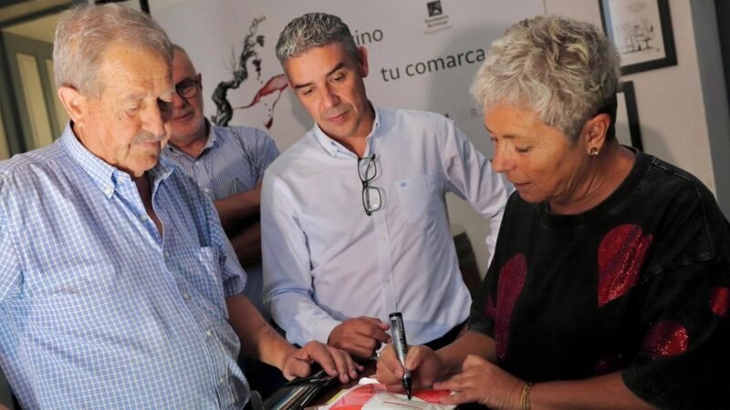El Gobierno de Canarias entrega tratamientos contra la filoxera a viticultores.
