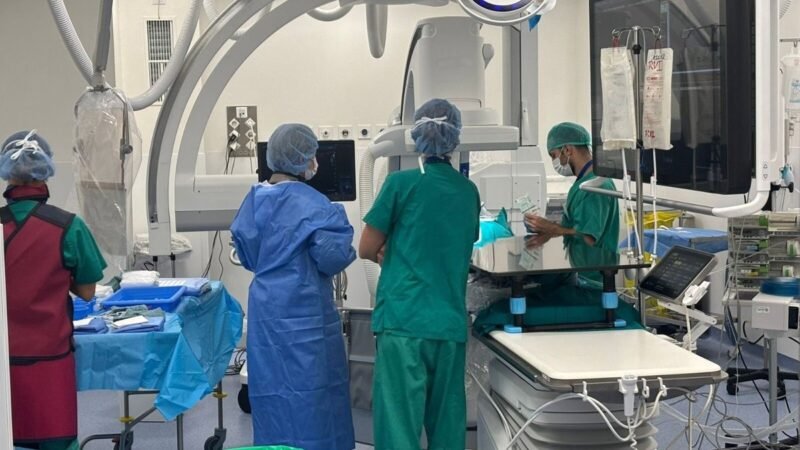 El HUNSC emplea nuevo dispositivo para tratar aneurismas intracraneales de manera poco invasiva.
