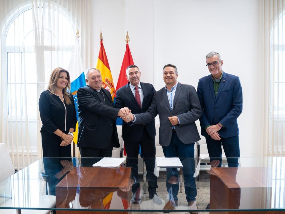 Firma del contrato para construcción del Centro Integral de Atención de Cáritas Diocesana en Lanzarote.