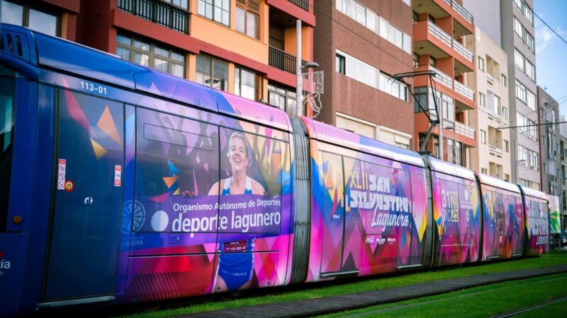 La Laguna promociona sus pruebas deportivas con tranvía rotulado en español