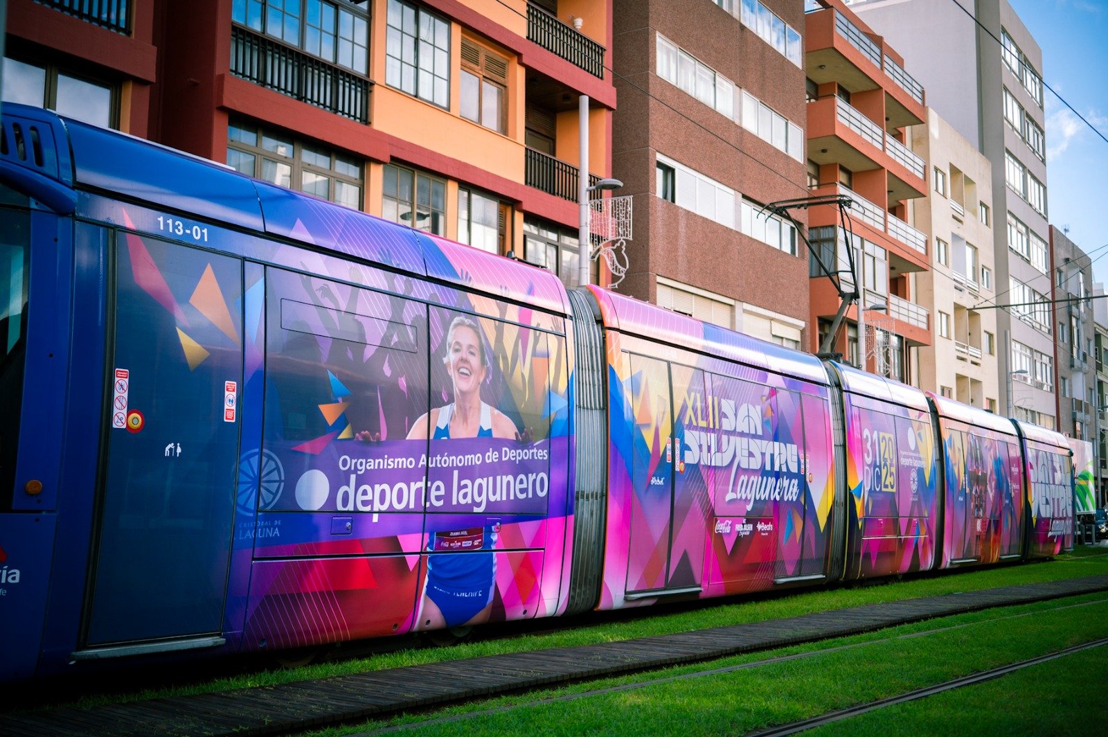 La Laguna promociona sus pruebas deportivas con tranvía rotulado en español