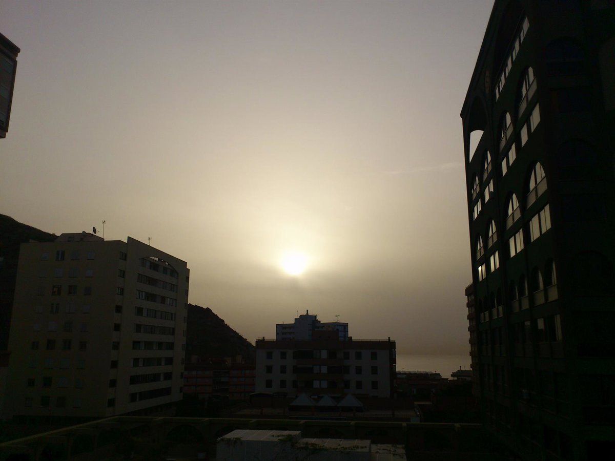 La calima persistirá este lunes en Canarias y afectará a las islas orientales y Tenerife.