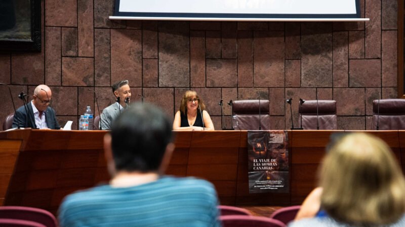 Presentación del libro «El viaje de las momias canarias: rescate de la memoria arqueológica del Archipiélago» en el Cabildo de La Gomera.