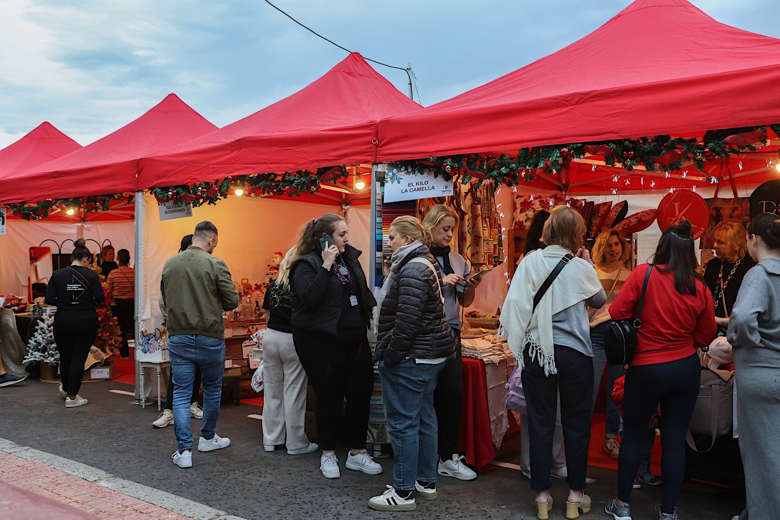 Arona se llena de espíritu navideño con una agenda repleta de actividades para disfrutar en familia.

Bajo el lema «Arona late en Navidad», el municipio invita a recorrer sus calles, plazas y barrios para vivir la Navidad desde diferentes perspectivas. Los Pueblos de la Navidad, las Posadas, el Reloj de la Navidad y el Canarias Folk Fest Navideño son solo algunas de las propuestas que llenarán de magia y tradición estos días festivos.

Los Pueblos de la Navidad se convierten en puntos de encuentro donde disfrutar de mercados navideños, actividades para toda la familia y un ambiente lleno de alegría en Playa de Las Américas y Valle San Lorenzo. Por otro lado, las Posadas Navideñas recorrerán distintos núcleos del municipio, manteniendo viva una de las tradiciones más arraigadas de la Navidad.

No podemos olvidar el esperado concierto «El Reloj de la Navidad», que reunirá a la agrupación musical Al Sur y a Los Sabandeños en la Plaza del Pescador de Los Cristianos para compartir música, emoción y tradición en una noche especial para todos.

El Canarias Folk Fest Navideño seguirá destacando las raíces culturales de Arona con mercados de artesanía, gastronomía y actuaciones folclóricas que llenarán de ambiente festivo la Plaza de La Pescadora.

Además, la semana estará repleta de conciertos, musicales, pasacalles, teatro, actividades infantiles y dinamización comercial en distintos puntos del municipio. ¡Arona late esta semana al ritmo de la Navidad en cada uno de sus pueblos! Una amplia oferta que refleja las diversas formas de vivir la Navidad en Arona

La iniciativa «Arona late en Navidad» sigue adelante, animando a residentes y turistas a explorar la magia que se desata cuando todo un municipio se mueve al compás de sus tradiciones, sus familias y su comunidad.

Para conocer en detalle la programación, horarios y ubicaciones de todas las actividades, pueden consultar la agenda del programa Arona Late en Navidad: [enlace].