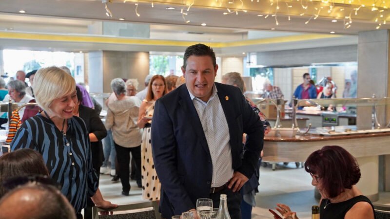Arona reabre los cinco centros de mayores cerrados en Las Galletas, Buzanada, Guargacho, Las Rosas y Parque La Reina


  


El Ayuntamiento de Arona ha reabierto los cinco centros de mayores que estaban cerrados desde el inicio de la pandemia por coronavirus. Gracias al cambio de titularidad del área y a la incorporación de 73 trabajadores del último programa social de empleo, se ha logrado retomar el servicio en estas instalaciones, reforzar la ayuda domiciliaria y agilizar la tramitación de ayudas.

Estos centros, ubicados en Las Galletas, Buzanada, Guargacho, Las Rosas y Parque La Reina, se suman a los seis que ya estaban abiertos en el municipio. Con esta medida, se busca ofrecer un espacio de encuentro y actividades para los vecinos de la tercera edad.

El programa de empleo social implementado en Arona ha permitido la contratación de 73 nuevos trabajadores, enfocados principalmente en áreas como Servicios Sociales y Mayores. Gracias a esta iniciativa, se ha podido reforzar el personal de los centros de mayores, así como mejorar los servicios de ayuda domiciliaria y tramitación de ayudas.

Declaraciones de José Julián Mena, alcalde de Arona:

«Era fundamental reabrir los centros de mayores que estaban cerrados, tanto por la necesidad de los mayores como de sus familiares. Esta medida ha sido posible gracias al apoyo de un equipo humano único y al compromiso con el bienestar de nuestros ciudadanos». Ruth Lorenzo destaca la labor del personal de Servicios Sociales y Mayores en situaciones complejas.