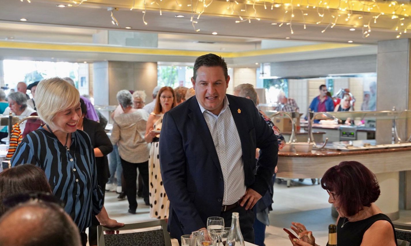 Arona reabre los cinco centros de mayores cerrados en Las Galletas, Buzanada, Guargacho, Las Rosas y Parque La Reina


  


El Ayuntamiento de Arona ha reabierto los cinco centros de mayores que estaban cerrados desde el inicio de la pandemia por coronavirus. Gracias al cambio de titularidad del área y a la incorporación de 73 trabajadores del último programa social de empleo, se ha logrado retomar el servicio en estas instalaciones, reforzar la ayuda domiciliaria y agilizar la tramitación de ayudas.

Estos centros, ubicados en Las Galletas, Buzanada, Guargacho, Las Rosas y Parque La Reina, se suman a los seis que ya estaban abiertos en el municipio. Con esta medida, se busca ofrecer un espacio de encuentro y actividades para los vecinos de la tercera edad.

El programa de empleo social implementado en Arona ha permitido la contratación de 73 nuevos trabajadores, enfocados principalmente en áreas como Servicios Sociales y Mayores. Gracias a esta iniciativa, se ha podido reforzar el personal de los centros de mayores, así como mejorar los servicios de ayuda domiciliaria y tramitación de ayudas.

Declaraciones de José Julián Mena, alcalde de Arona:

«Era fundamental reabrir los centros de mayores que estaban cerrados, tanto por la necesidad de los mayores como de sus familiares. Esta medida ha sido posible gracias al apoyo de un equipo humano único y al compromiso con el bienestar de nuestros ciudadanos». Ruth Lorenzo destaca la labor del personal de Servicios Sociales y Mayores en situaciones complejas.