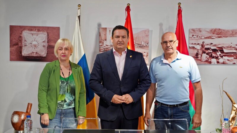 Arona firma convenio para apoyar a jóvenes con problemas de adaptación

El alcalde de Arona, José Julián Mena, junto con la concejala de Servicios Sociales, Ruth Lorenzo, ha firmado un convenio con la Fundación Centro de la Familia de Tenerife para brindar atención especializada a familias con hijos jóvenes que tengan dificultades de adaptación.

Este convenio permitirá ofrecer apoyo psicológico, así como la intervención de trabajadores sociales y educadores para ayudar a los jóvenes que enfrentan problemas de adaptación en el municipio de Arona.