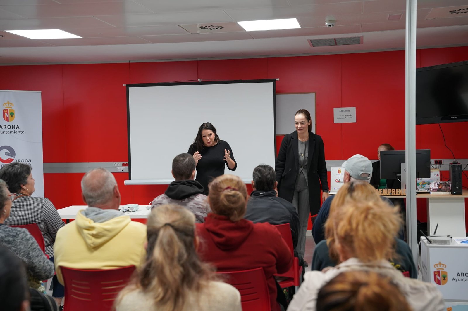 El Programa de Promoción de la Formación y el Empleo de Arona busca mejorar la inserción laboral de personas desempleadas de larga duración a través de formación y experiencia profesional remunerada. Con una subvención del Servicio Canario de Empleo de 374.075,35 euros y una aportación municipal de 6.428,17 euros, se contratarán 41 personas en el municipio.

Este proyecto se desarrollará en Arona durante nueve meses, combinando un 40 % de formación obligatoria no retribuida con un 60 % de práctica profesional retribuida en servicios de interés general y social. Las actividades estarán relacionadas con servicios personalizados, ocio, cultura, turismo, medio ambiente, patrimonio histórico y atención a la dependencia.

Se contratarán dos profesores, dos encargados, 27 peones de limpieza y 10 peones como alumnos-trabajadores, con el objetivo de fortalecer tanto la formación como la experiencia laboral de los participantes.
