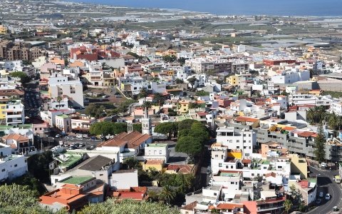 Adquisición de tres parcelas en Tejina para zona de estacionamiento. La Laguna formaliza la compra de terrenos por más de 1.700 metros cuadrados.