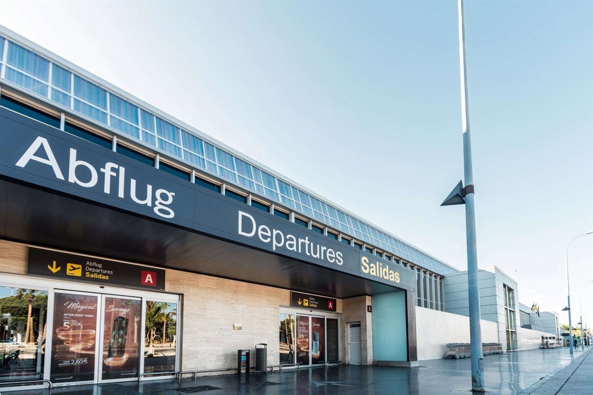 Aena justifica el cobro a las guaguas por limitación de espacio y para desincentivar mal uso de aparcamientos.