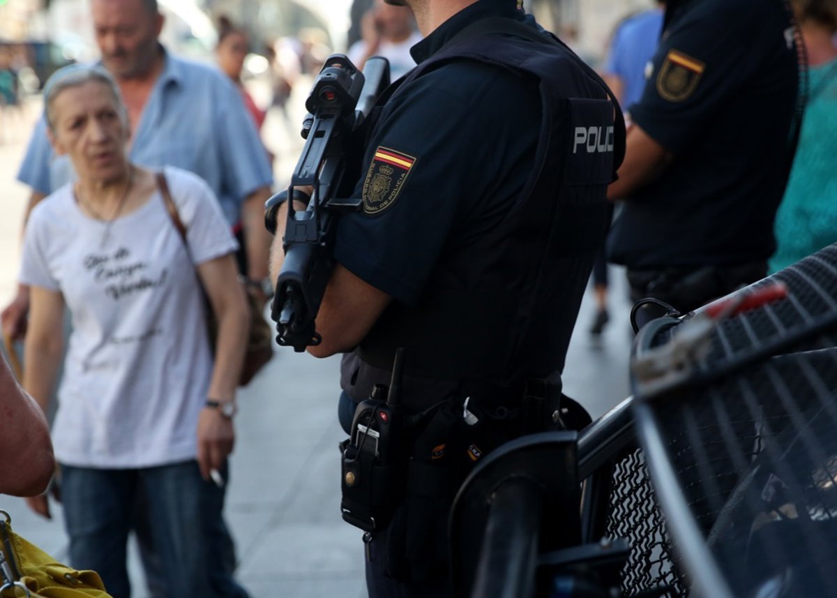 Agentes de la Policía Nacional salvan la vida de un hombre con hemorragia en Las Palmas de Gran Canaria.