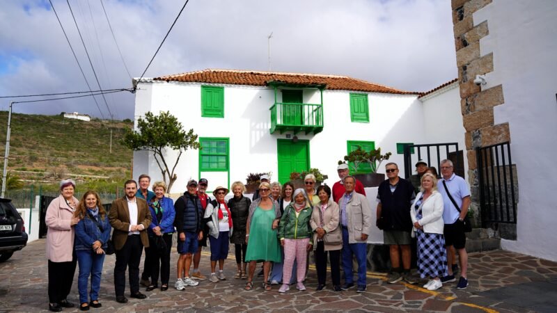 Arona Turismo celebra el evento «Clientes Fieles 2025» en reconocimiento a la conexión con el destino

Arona Turismo ha organizado recientemente una nueva edición del evento Clientes Fieles 2025, con el objetivo de agradecer la lealtad de aquellos visitantes que eligen Arona como destino turístico año tras año, manteniendo un vínculo especial con el municipio. En este encuentro se destacó la importancia de estos turistas recurrentes, que regresan no solo por la calidad de la oferta turística, sino por la conexión emocional y cultural que han desarrollado con el lugar.

En esta ocasión, el programa incluyó un recorrido por el casco histórico de Arona, culminando con una celebración en Casa La Bodega, un lugar emblemático que representa las raíces, la identidad y la tradición canaria de Arona. La jornada contó con la colaboración de CIT Sur Tenerife, fortaleciendo el compromiso con un modelo turístico basado en la cercanía, la autenticidad y la experiencia.

Durante el evento, se entregaron diplomas y obsequios como gesto de agradecimiento a la fidelidad de los asistentes.