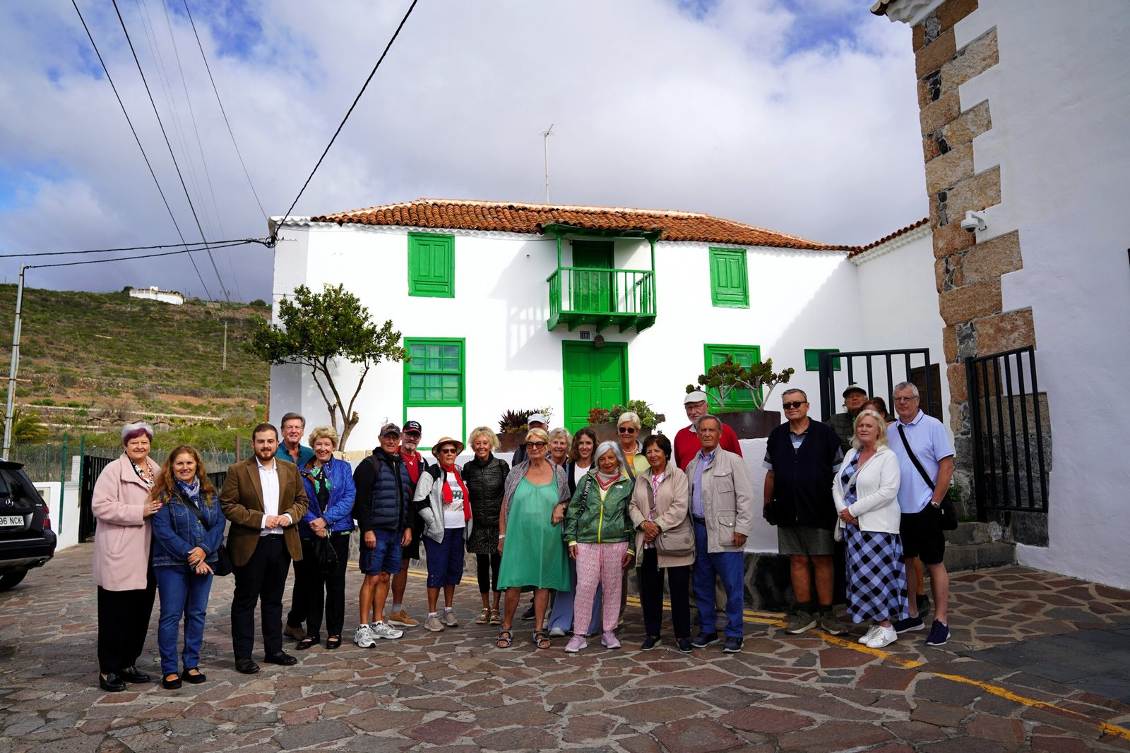 Arona Turismo celebra el evento «Clientes Fieles 2025» en reconocimiento a la conexión con el destino

Arona Turismo ha organizado recientemente una nueva edición del evento Clientes Fieles 2025, con el objetivo de agradecer la lealtad de aquellos visitantes que eligen Arona como destino turístico año tras año, manteniendo un vínculo especial con el municipio. En este encuentro se destacó la importancia de estos turistas recurrentes, que regresan no solo por la calidad de la oferta turística, sino por la conexión emocional y cultural que han desarrollado con el lugar.

En esta ocasión, el programa incluyó un recorrido por el casco histórico de Arona, culminando con una celebración en Casa La Bodega, un lugar emblemático que representa las raíces, la identidad y la tradición canaria de Arona. La jornada contó con la colaboración de CIT Sur Tenerife, fortaleciendo el compromiso con un modelo turístico basado en la cercanía, la autenticidad y la experiencia.

Durante el evento, se entregaron diplomas y obsequios como gesto de agradecimiento a la fidelidad de los asistentes.