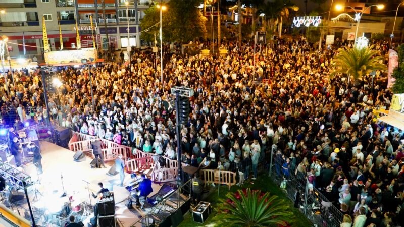 Arona cierra el año con éxito en su programa «Arona Late en Navidad»

El municipio de Arona ha finalizado el año con un gran cierre festivo del programa «Arona Late en Navidad», que ha llenado de ambiente festivo, tradición y convivencia familiar las calles y plazas del municipio.

Durante la semana del 29 de diciembre al 4 de enero, se han celebrado algunas de las citas más esperadas de estas fechas, con propuestas culturales, deportivas y de ocio para todas las edades y repartidas por diferentes áreas de Arona.

Destacó el Canarias Folk Fest – Especial Navidad, que reunió música tradicional, artesanía y gastronomía canaria en la Plaza de La Pescadora, en Los Cristianos, valorando las raíces culturales del municipio.

Además, se llevaron a cabo eventos dirigidos a los más pequeños y jóvenes, como el Fin de Año Infantil y Juvenil, para que pudieran despedir el año de forma segura y festiva.

El deporte tuvo su espacio con la IX San Silvestre Golden Mile, una carrera que promovió la convivencia y el espíritu deportivo entre los participantes.

La Gran Fiesta de Fin de Año, con música, animación y las campanadas, fue uno de los momentos más esperados para dar la bienvenida al nuevo año.

El Pueblo de la Navidad continuó dinamizando el comercio local y ofreciendo actividades familiares para disfrutar durante estas fechas.

La programación navideña de Arona seguirá con eventos destacados como la Cabalgata de Reyes en los primeros días de enero, manteniendo viva la magia de la Navidad hasta el final de las fiestas.