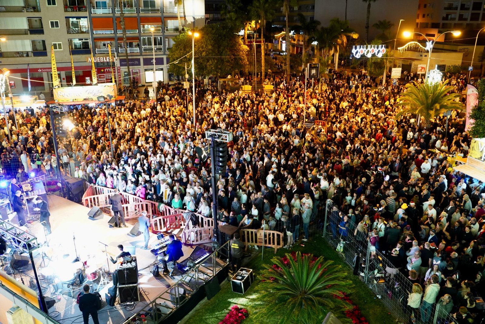 Arona cierra el año con éxito en su programa «Arona Late en Navidad»

El municipio de Arona ha finalizado el año con un gran cierre festivo del programa «Arona Late en Navidad», que ha llenado de ambiente festivo, tradición y convivencia familiar las calles y plazas del municipio.

Durante la semana del 29 de diciembre al 4 de enero, se han celebrado algunas de las citas más esperadas de estas fechas, con propuestas culturales, deportivas y de ocio para todas las edades y repartidas por diferentes áreas de Arona.

Destacó el Canarias Folk Fest – Especial Navidad, que reunió música tradicional, artesanía y gastronomía canaria en la Plaza de La Pescadora, en Los Cristianos, valorando las raíces culturales del municipio.

Además, se llevaron a cabo eventos dirigidos a los más pequeños y jóvenes, como el Fin de Año Infantil y Juvenil, para que pudieran despedir el año de forma segura y festiva.

El deporte tuvo su espacio con la IX San Silvestre Golden Mile, una carrera que promovió la convivencia y el espíritu deportivo entre los participantes.

La Gran Fiesta de Fin de Año, con música, animación y las campanadas, fue uno de los momentos más esperados para dar la bienvenida al nuevo año.

El Pueblo de la Navidad continuó dinamizando el comercio local y ofreciendo actividades familiares para disfrutar durante estas fechas.

La programación navideña de Arona seguirá con eventos destacados como la Cabalgata de Reyes en los primeros días de enero, manteniendo viva la magia de la Navidad hasta el final de las fiestas.