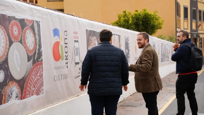 Arona embellece el casco histórico con lona de fotos antiguas