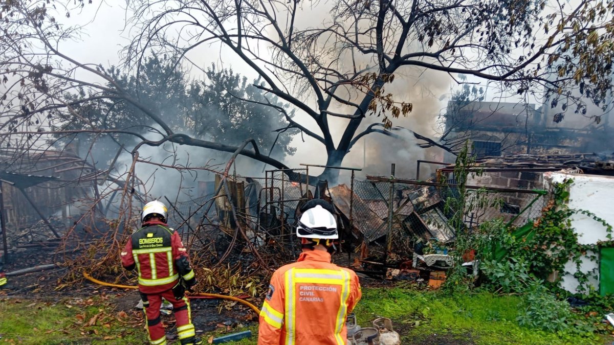 Bomberos controlan incendio en finca en Lomo Sabinal de Las Palmas