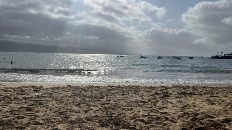 Cielos nubosos y lluvias en el archipiélago canario este lunes.