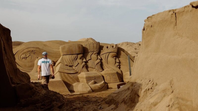 El Belén de Arena de Las Canteras abre su vigésima edición en español