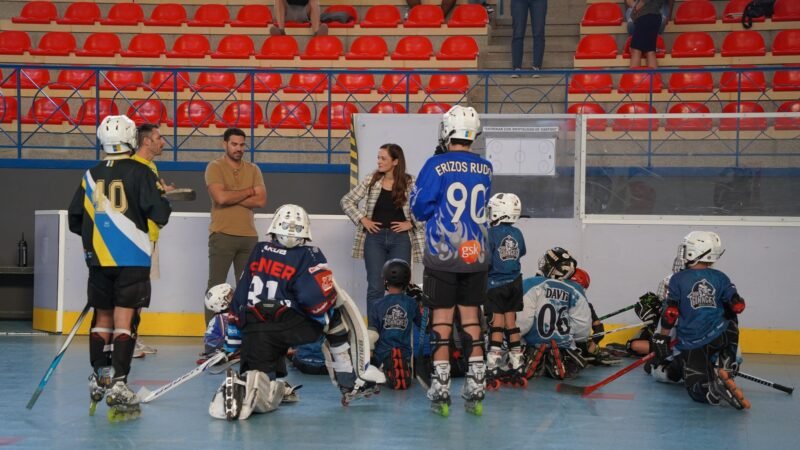 El compromiso del Ayuntamiento de Arona con el deporte local se ve reflejado en el pago de más de un millón de euros en subvenciones a clubes y entidades deportivas. Esta inversión récord de 1.076.000 euros permitirá a las entidades planificar su temporada desde el inicio de forma más eficiente y segura.

El Patronato Municipal de Deportes ha priorizado el abono de estas ayudas antes del inicio de la temporada, demostrando su compromiso con el impulso de la actividad física en el municipio. Con este pago anticipado, se busca fortalecer el tejido deportivo local y consolidar a Arona como referente en la gestión de subvenciones públicas en el ámbito deportivo.

Las subvenciones se han distribuido en distintas líneas de apoyo, incluyendo desplazamientos de equipos, fútbol sénior y base, Lucha Canaria y diversas modalidades deportivas. Además, se han destinado recursos a iniciativas de integración social y acción comunitaria en centros educativos, reflejando la diversidad y pluralidad de disciplinas beneficiadas por estas ayudas.