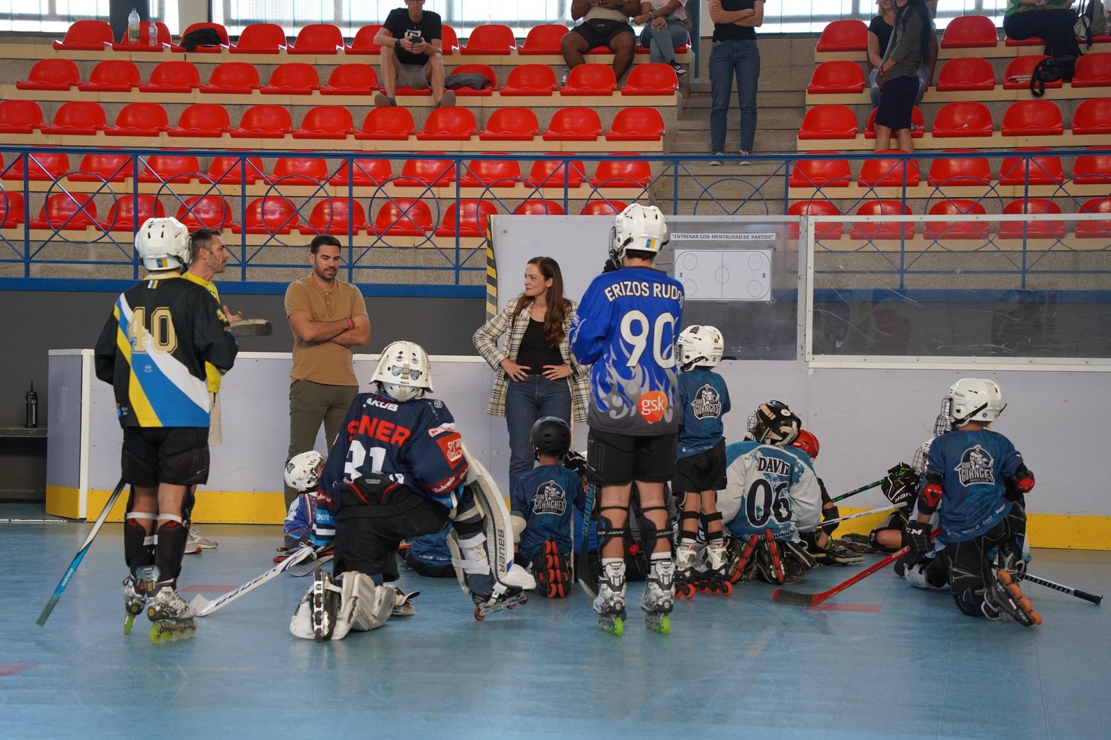 El compromiso del Ayuntamiento de Arona con el deporte local se ve reflejado en el pago de más de un millón de euros en subvenciones a clubes y entidades deportivas. Esta inversión récord de 1.076.000 euros permitirá a las entidades planificar su temporada desde el inicio de forma más eficiente y segura.

El Patronato Municipal de Deportes ha priorizado el abono de estas ayudas antes del inicio de la temporada, demostrando su compromiso con el impulso de la actividad física en el municipio. Con este pago anticipado, se busca fortalecer el tejido deportivo local y consolidar a Arona como referente en la gestión de subvenciones públicas en el ámbito deportivo.

Las subvenciones se han distribuido en distintas líneas de apoyo, incluyendo desplazamientos de equipos, fútbol sénior y base, Lucha Canaria y diversas modalidades deportivas. Además, se han destinado recursos a iniciativas de integración social y acción comunitaria en centros educativos, reflejando la diversidad y pluralidad de disciplinas beneficiadas por estas ayudas.