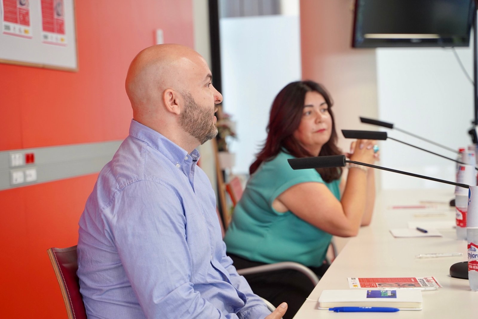 El encuentro ha sido muy positivo, ya que ha permitido a los autónomos compartir sus experiencias y recibir el apoyo de expertos y entidades financieras. Además, se ha destacado el programa de inserción laboral en prácticas para recién titulados en empresas locales.

El Centro Empresarial de Arona es un recurso municipal que forma parte del área de Promoción Económica, dirigida por la concejala Raquel García. Este centro opera bajo un convenio con la Universidad de La Laguna y ha sido fundamental en la atención a 1.146 usuarios, la realización de 2.277 asesoramientos y la gestión de 200 altas de autónomos en los últimos cuatro años, además de llevar a cabo proyectos de formación específicos.