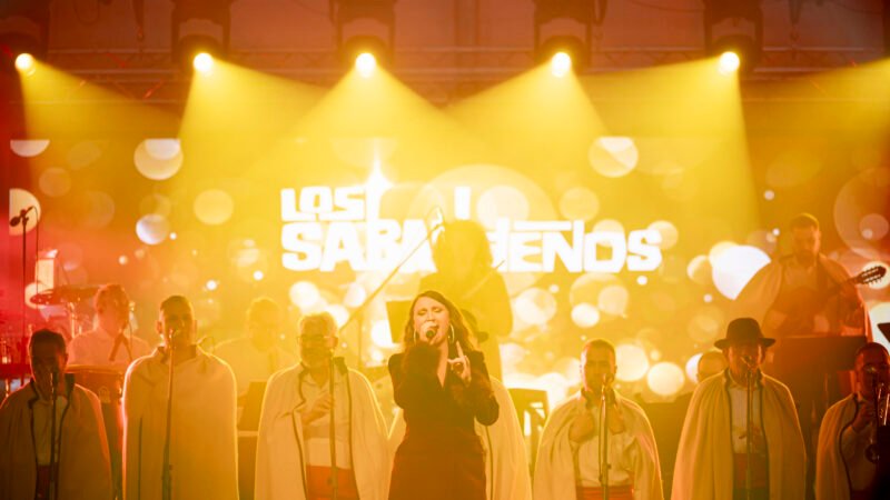 La Plaza de la Navidad comienza con concierto de Los Sabandeños.