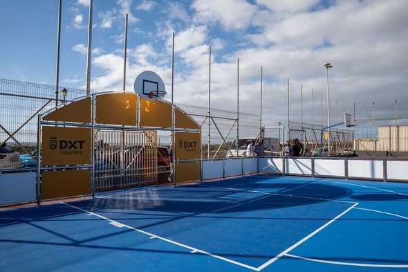 Las Rosas estrena una nueva pista de deportes al aire libre

El núcleo de Las Rosas en Arona ha inaugurado una nueva pista multideportiva que ofrece más opciones para la práctica deportiva al aire libre. Esta infraestructura forma parte de la red de espacios públicos destinados a la actividad física en el municipio.

La construcción de la pista ha sido llevada a cabo por el Cabildo de Tenerife en colaboración con el Ayuntamiento de Arona y el Patronato Municipal de Deportes. Esta iniciativa forma parte del Plan Insular de Infraestructuras Deportivas de Tenerife, que se encuentra dentro del programa estratégico Tenerife Activa en el eje Isla Activa.