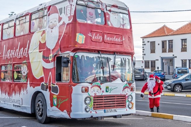 Papá Noel en Arona: La Guagua de las Emociones recorrerá el municipio para llevar la Navidad a todos los rincones

El Área de Fiestas del Ayuntamiento de Arona ha organizado un evento especial para esta Navidad: ‘La Guagua de las Emociones. Arona en Navidad’, que forma parte de la extensa programación navideña municipal con más de 60 actividades.

Entre el 10 y el 23 de diciembre, Papá Noel visitará distintos núcleos de Arona para recibir a los niños y niñas locales, quienes podrán hablar con él, tomarse fotos y entregarle sus cartas de regalos. Además, en el exterior de la guagua habrá actividades como pintura y escritura de cartas navideñas, supervisadas por un «duende navideño».

Esta iniciativa, que busca llevar la Navidad a todos los rincones de Arona, contará con una guagua de dos pisos especialmente decorada con motivos navideños. El recorrido de la guagua por los diferentes núcleos del municipio no solo generará ilusión entre los más pequeños, sino que también dinamizará las localidades.

Toda la programación especial de Navidad, incluyendo ‘La Guagua de las Emociones. Arona en Navidad’, se puede consultar en la Agenda Municipal. ¡Que la Navidad llegue a todos los rincones de Arona! Recorrido de Papa Noel en guagua por Arona durante la Navidad.
