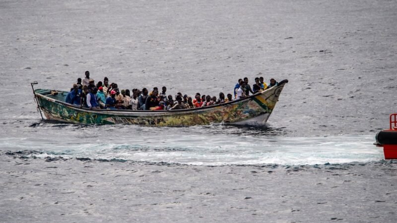 Rescatadas 200 personas migrantes a bordo de un cayuco cerca de La Restinga