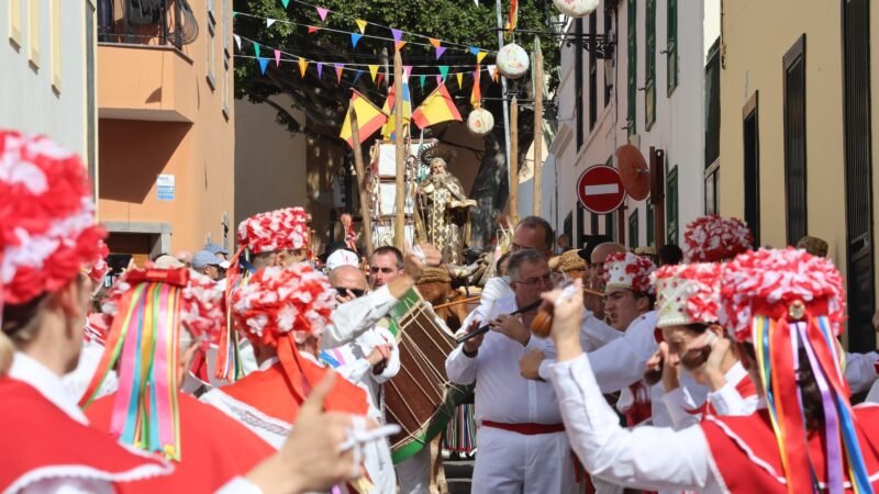 La Romería de San Antonio Abad cierra las Fiestas Patronales de Arona con devoción y tradición

La Romería en honor a San Antonio Abad marcó el cierre de las Fiestas Patronales 2026 en Arona, destacando la devoción, tradición y participación popular que caracterizan a estas festividades. Este evento, que congregó a numerosos vecinos y visitantes en el casco histórico del municipio, puso de manifiesto el profundo arraigo de estas fiestas en la identidad cultural de Arona.

Tras varios días de actividades religiosas, culturales y populares, la Romería en honor a San Antonio Abad fue el acto central que despidió a su patrón. Los actos religiosos, como la Santa Misa cantada por la Parranda Chasnera y la procesión en honor al santo, fueron seguidos por la tradicional Romería que llenó las calles del Conjunto Histórico de Arona de música, color y folclore.

Este evento, que forma parte de la memoria colectiva del pueblo aronero desde hace más de cuatro siglos, es una celebración que destaca la historia y la tradición de Arona, reuniendo a la comunidad en un ambiente de recogimiento y respeto. La Romería de San Antonio Abad cierra las Fiestas Patronales de Arona destacando la importancia de mantener viva la identidad cultural y las tradiciones del municipio.