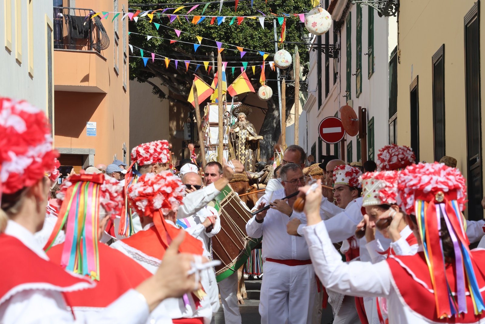 La Romería de San Antonio Abad cierra las Fiestas Patronales de Arona con devoción y tradición

La Romería en honor a San Antonio Abad marcó el cierre de las Fiestas Patronales 2026 en Arona, destacando la devoción, tradición y participación popular que caracterizan a estas festividades. Este evento, que congregó a numerosos vecinos y visitantes en el casco histórico del municipio, puso de manifiesto el profundo arraigo de estas fiestas en la identidad cultural de Arona.

Tras varios días de actividades religiosas, culturales y populares, la Romería en honor a San Antonio Abad fue el acto central que despidió a su patrón. Los actos religiosos, como la Santa Misa cantada por la Parranda Chasnera y la procesión en honor al santo, fueron seguidos por la tradicional Romería que llenó las calles del Conjunto Histórico de Arona de música, color y folclore.

Este evento, que forma parte de la memoria colectiva del pueblo aronero desde hace más de cuatro siglos, es una celebración que destaca la historia y la tradición de Arona, reuniendo a la comunidad en un ambiente de recogimiento y respeto. La Romería de San Antonio Abad cierra las Fiestas Patronales de Arona destacando la importancia de mantener viva la identidad cultural y las tradiciones del municipio.
