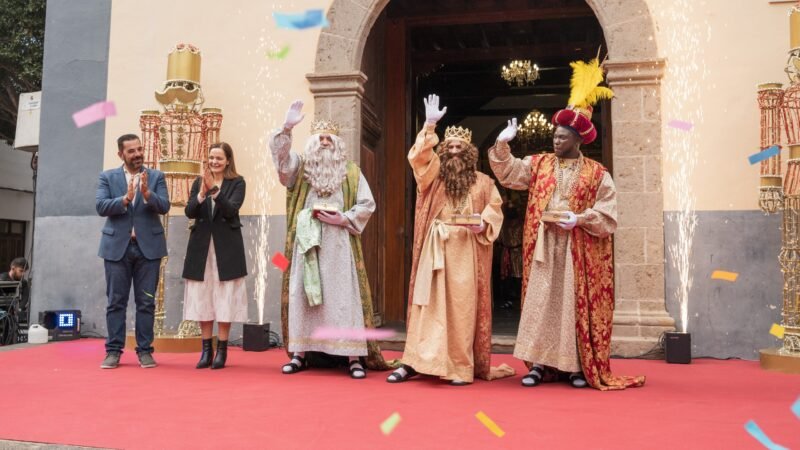 Arona celebra la mañana de Reyes con actividades infantiles y el recibimiento oficial de Sus Majestades

El Ayuntamiento de Arona ha organizado una jornada dedicada a la infancia con castillos hinchables, talleres y sorpresas para los más pequeños. Además, Sus Majestades los Reyes Magos fueron recibidos oficialmente en la Plaza del Santísimo Cristo de la Salud. Por la tarde, se llevará a cabo la Gran Cabalgata de los Reyes Magos por las principales calles de Los Cristianos.