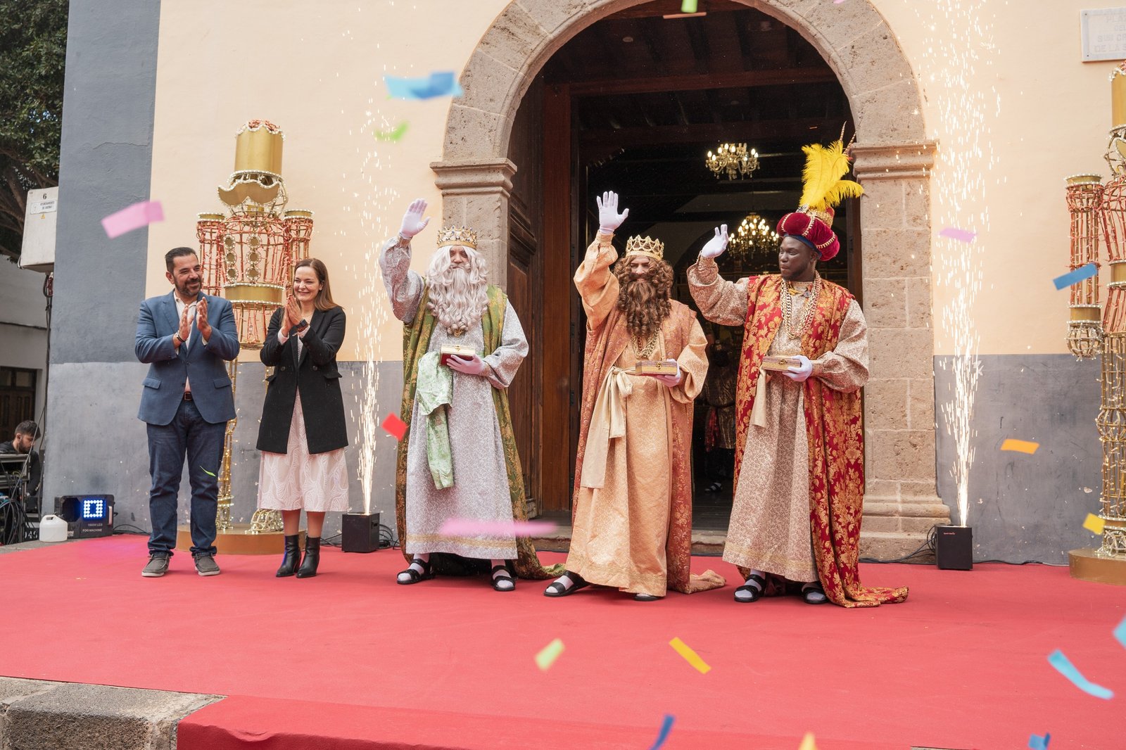 Arona celebra la mañana de Reyes con actividades infantiles y el recibimiento oficial de Sus Majestades

El Ayuntamiento de Arona ha organizado una jornada dedicada a la infancia con castillos hinchables, talleres y sorpresas para los más pequeños. Además, Sus Majestades los Reyes Magos fueron recibidos oficialmente en la Plaza del Santísimo Cristo de la Salud. Por la tarde, se llevará a cabo la Gran Cabalgata de los Reyes Magos por las principales calles de Los Cristianos.