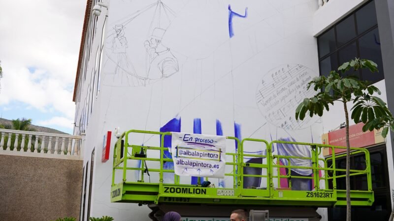 Arona embellece Los Cristianos con murales que resaltan su cultura

El municipio de Arona continúa promoviendo su riqueza cultural a través de la creación de nuevos murales en Los Cristianos. Estas intervenciones artísticas permanentes, ubicadas en el Centro Cultural de la localidad, buscan resaltar el folclore y la tradición musical de la zona.

Bajo la dirección del concejal Naím Yánez Alonso, el Ayuntamiento de Arona ha puesto en marcha esta iniciativa para embellecer el espacio público y promover las tradiciones locales. Los murales, que se están realizando en el Centro Cultural de Los Cristianos, formarán parte del entorno urbano de manera permanente.

El primer mural, ubicado en el lateral del edificio que da al Servicio de Atención a la Ciudadanía (SAC) de Los Cristianos, estará dedicado al traje de Chasna, el baile de cintas y el folclore tradicional del municipio. Además, incluirá una estrofa de una seguidilla y saltona relacionada con Arona.

Por otro lado, el segundo mural, que se ubicará en otro espacio exterior del centro cultural, rendirá homenaje a la tradición musical y bandística de Arona. Con estas iniciativas, el municipio busca enriquecer su patrimonio cultural y promover el arte en espacios públicos para el disfrute de residentes y visitantes.