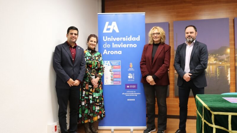 Arona presenta la Universidad de Invierno 2026 con formación abierta a la ciudadanía

El Ayuntamiento de Arona ha lanzado la Universidad de Invierno Arona 2026, un programa de formación presencial dirigido a la población en general. En colaboración con la Universidad de La Laguna, los cursos se llevarán a cabo entre enero y marzo en el Centro Cultural de Los Cristianos y ofrecen créditos ECTS.

La oferta formativa abarca temas como la salud, gestión del riesgo, inclusión, análisis social y capacitación tecnológica. Los cursos se centran en la alimentación y su impacto en la salud, la prevención de catástrofes naturales, la lengua de signos española como herramienta de comunicación inclusiva, la resiliencia personal y social, los derechos de las personas mayores y el pilotaje de drones en categoría abierta.

El concejal de Educación, Héctor Reyes, destacó que la Universidad de Invierno brinda acceso al conocimiento en el ámbito local y social. La matrícula general es de 20 euros, con tarifa reducida de 10 euros para residentes en Arona, y todos los cursos son reconocibles con un crédito ECTS. La inscripción se realiza en línea a través de la Universidad de La Laguna.

Desde su inicio, la Universidad de Invierno de Arona ha tenido una participación constante, con alrededor de dos mil personas que han asistido a sus cursos en distintas ediciones. Se consolida como una iniciativa de formación continua y cercana en el municipio.