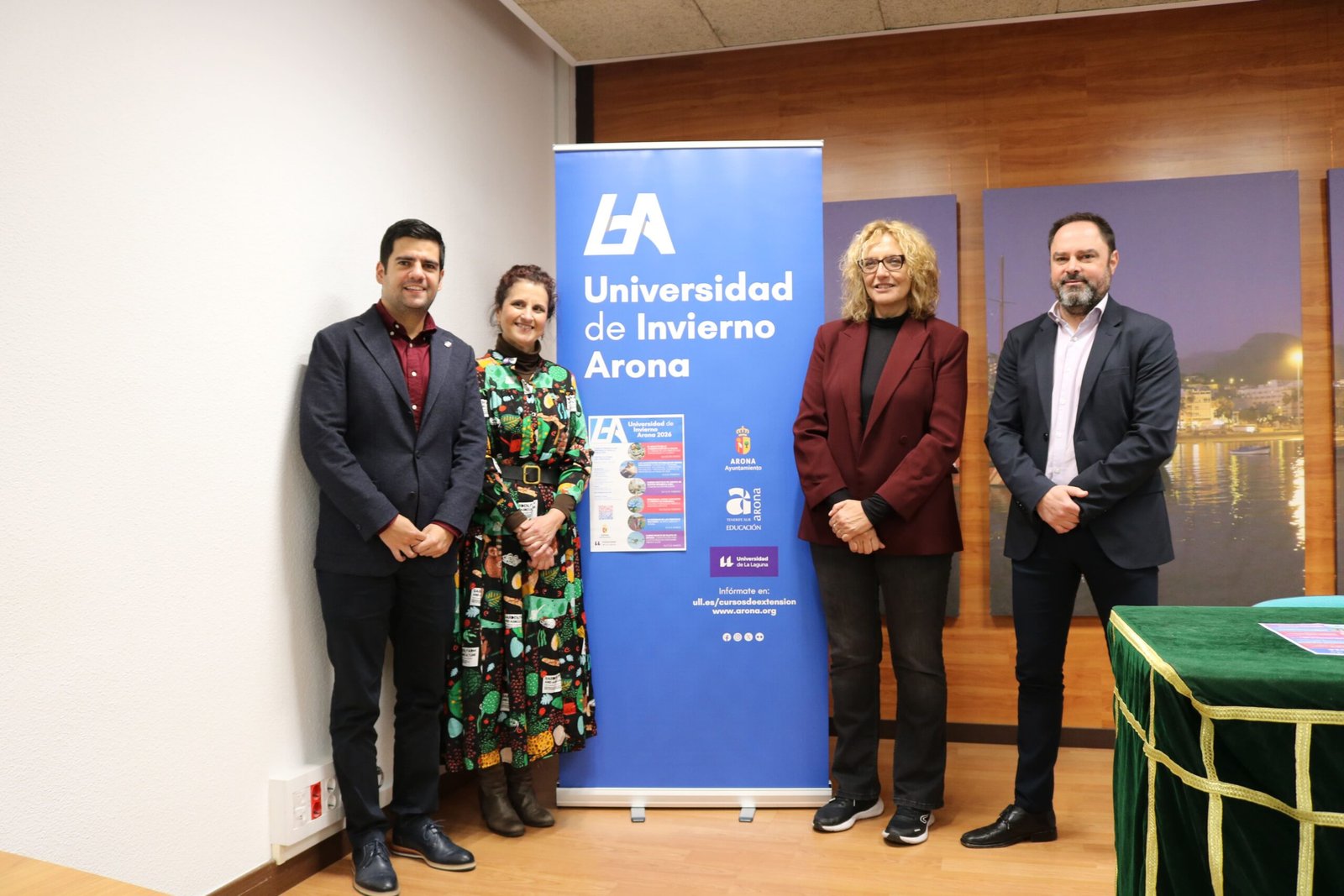 Arona presenta la Universidad de Invierno 2026 con formación abierta a la ciudadanía

El Ayuntamiento de Arona ha lanzado la Universidad de Invierno Arona 2026, un programa de formación presencial dirigido a la población en general. En colaboración con la Universidad de La Laguna, los cursos se llevarán a cabo entre enero y marzo en el Centro Cultural de Los Cristianos y ofrecen créditos ECTS.

La oferta formativa abarca temas como la salud, gestión del riesgo, inclusión, análisis social y capacitación tecnológica. Los cursos se centran en la alimentación y su impacto en la salud, la prevención de catástrofes naturales, la lengua de signos española como herramienta de comunicación inclusiva, la resiliencia personal y social, los derechos de las personas mayores y el pilotaje de drones en categoría abierta.

El concejal de Educación, Héctor Reyes, destacó que la Universidad de Invierno brinda acceso al conocimiento en el ámbito local y social. La matrícula general es de 20 euros, con tarifa reducida de 10 euros para residentes en Arona, y todos los cursos son reconocibles con un crédito ECTS. La inscripción se realiza en línea a través de la Universidad de La Laguna.

Desde su inicio, la Universidad de Invierno de Arona ha tenido una participación constante, con alrededor de dos mil personas que han asistido a sus cursos en distintas ediciones. Se consolida como una iniciativa de formación continua y cercana en el municipio.