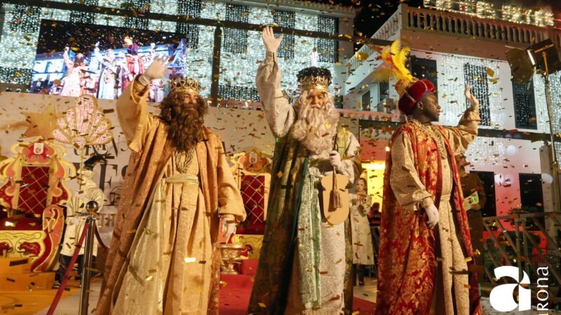 Arona se prepara para cerrar la temporada navideña con eventos familiares, actividades comerciales y la tradicional Cabalgata de Reyes

Arona se encuentra en los últimos días de las festividades navideñas con una serie de propuestas familiares, dinamización comercial y la esperada Cabalgata de Reyes. La agenda festiva se llevará a cabo del 2 al 5 de enero con diversas iniciativas repartidas por distintos puntos del municipio.

El viernes 2 de enero se realizarán acciones de dinamización navideña en Valle San Lorenzo a partir de las 17:00 horas, organizadas por la Asociación de Comerciantes y Usuarios (ACU) junto a la Concejalía de Promoción Económica.

El sábado 3 de enero, Las Galletas será el escenario del mercado de Navidad y actividades de animación en el Parque Paulino Suances Romín, seguido de acciones navideñas itinerantes en la Zona Comercial Abierta de Las Galletas por la tarde.

El domingo 4 de enero estará dedicado a las familias con ‘Navidad en Familia’, un parque lúdico en el pabellón de deportes de Valle San Lorenzo.

El lunes 5 de enero, se celebrará el Día de los Reyes Magos con actividades infantiles por la mañana en Arona Casco, seguido de la Gran Cabalgata de los Reyes Magos de Oriente por la tarde, recorriendo diversas calles de la ciudad. Al concluir el recorrido, Sus Majestades recogerán las cartas de los niños y niñas, poniendo fin a la Navidad.

Con esta agenda, el Ayuntamiento de Arona finaliza unas festividades marcadas por la participación ciudadana, el respaldo al comercio local y la convivencia en los diversos núcleos del municipio. 

Para más detalles sobre la programación completa, puedes consultar el siguiente enlace.