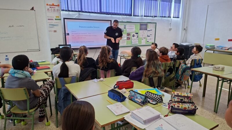 Charlas educativas sobre salvamento marítimo para escolares en La Laguna
