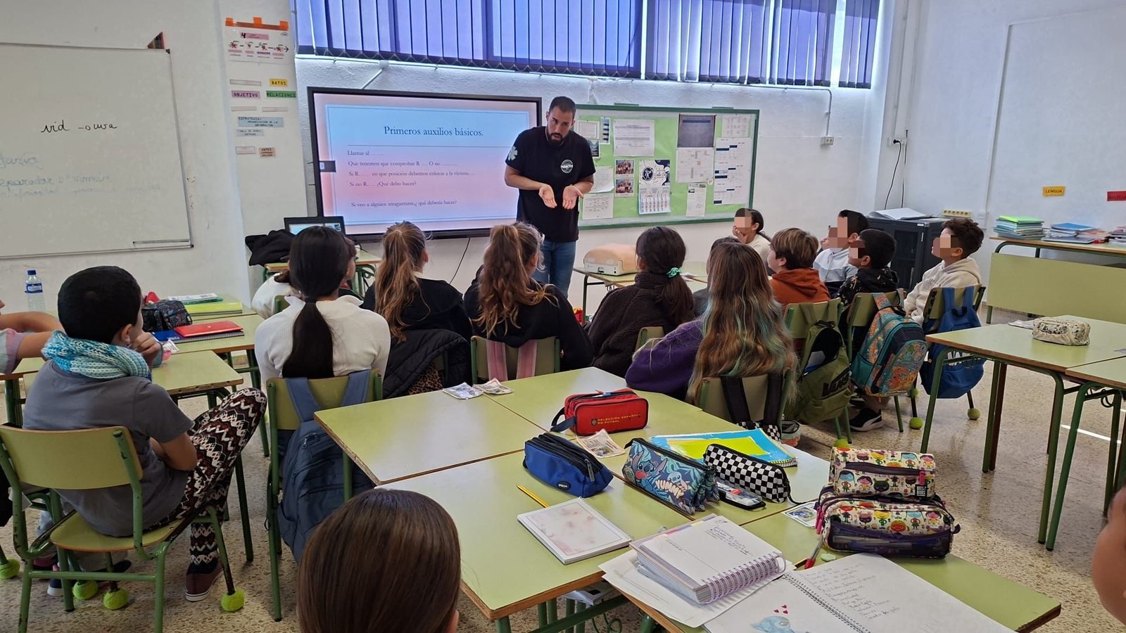 Charlas educativas sobre salvamento marítimo para escolares en La Laguna