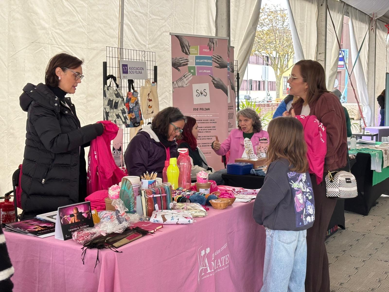 El Mercadillo del Voluntariado en La Laguna muestra la fuerza del tercer sector.