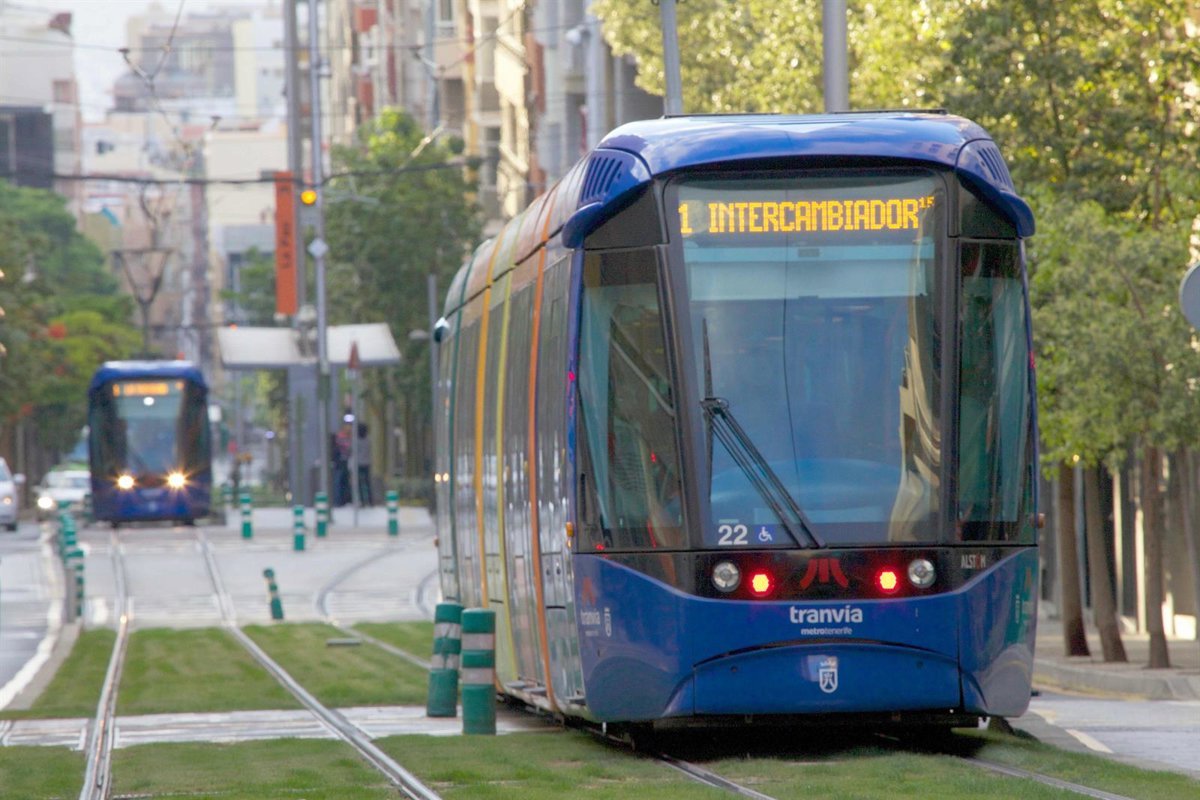 El tranvía de Tenerife choca con una guagua sin dejar heridos