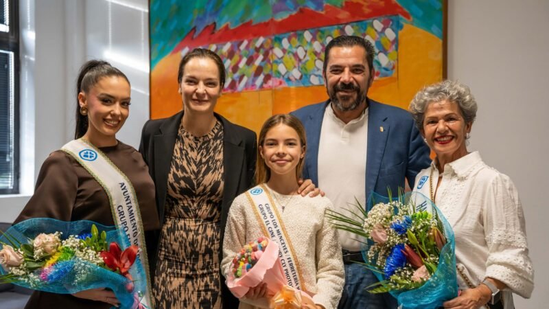 En la Gala Juvenil, que tendrá lugar el viernes 6 de febrero, competirán Mariana Martín Pérez, con diseño de Franco Pérez, y Aitana García Morales, con una creación de David Afonso, llamada La esencia del bosque.

Finalmente, en la Gala de Mayores, que se celebrará el martes 10 de febrero, estarán presentes Araceli López Sánchez, con diseño de Franco Pérez, y Lucía González Medina, con una fantasía de David Afonso titulada La luz del océano.

El alcalde de Arona, José Julián Mena, ha destacado la importancia de la participación de las candidatas aroneras en el Carnaval de Santa Cruz de Tenerife, así como el talento de los diseñadores locales que colaboran en la creación de las fantasías que lucirán en las galas.

Por su parte, las candidatas han agradecido el respaldo del Ayuntamiento y se han mostrado ilusionadas y preparadas para representar a Arona en el Carnaval capitalino.