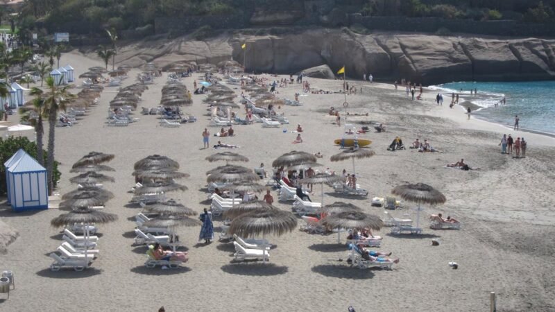 Fallece un hombre de 70 años tras ser sacado del mar en parada cardiorrespiratoria en la playa del Duque en Adeje.