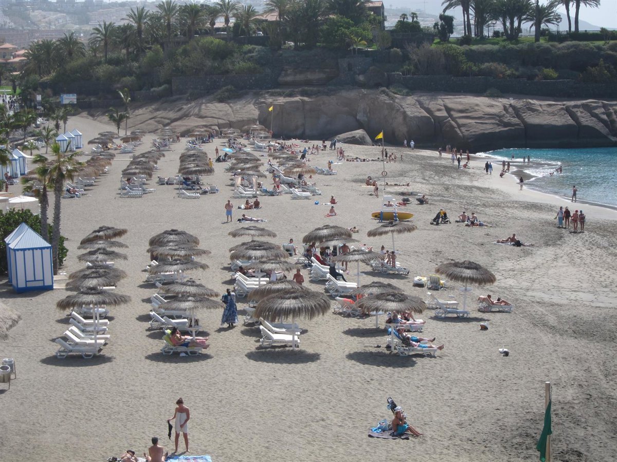 Fallece un hombre de 70 años tras ser sacado del mar en parada cardiorrespiratoria en la playa del Duque en Adeje.