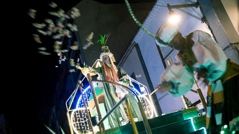 La Cabalgata de los Reyes Magos brilla bajo la lluvia en La Laguna