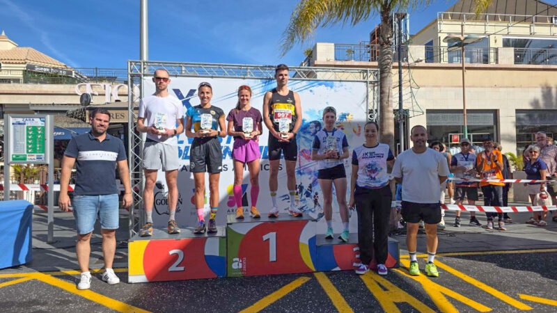 La San Silvestre Golden Mile de Playa de Las Américas ha sido todo un éxito para Arona, con la atleta Tereza Hrochova batiendo el récord de la prueba con un tiempo de 16:13. Este evento, organizado por el Ayuntamiento de Arona, ha reunido a más de mil corredores en esta edición, convirtiéndose en una de las citas deportivas más destacadas del sur de Tenerife.

Con un ambiente espectacular y un clima privilegiado, los participantes pudieron disfrutar de una carrera animada y festiva en pleno invierno. La salida y meta frente al Centro Comercial Oasis fueron testigos de la diversidad de corredores de todas las edades y niveles, con Hugo Daury y Tereza Hrochova como ganadores en la categoría absoluta.

Las carreras infantiles también fueron un éxito, demostrando que el deporte en Arona es una herramienta de inclusión y diversión para todas las edades. La entrega de trofeos, con la presencia de autoridades locales, cerró una jornada llena de respeto, convivencia y espíritu deportivo.

Arona despide el año 2025 con un evento deportivo que ha batido récords y ha demostrado la importancia del deporte en la identidad de la ciudad. La San Silvestre Golden Mile ya se prepara para su décima edición con aún más fuerza y entusiasmo. Hasta este momento, agradecemos a todos por hacerlo posible.